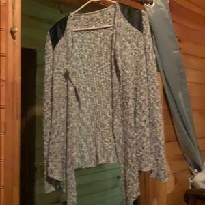 Lightweight sweater with leather details